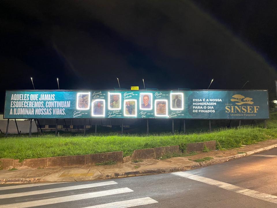 Foto 9 de 13 — Outdoors homenageiam pessoas falecidas em campanha para o Dia de Finados